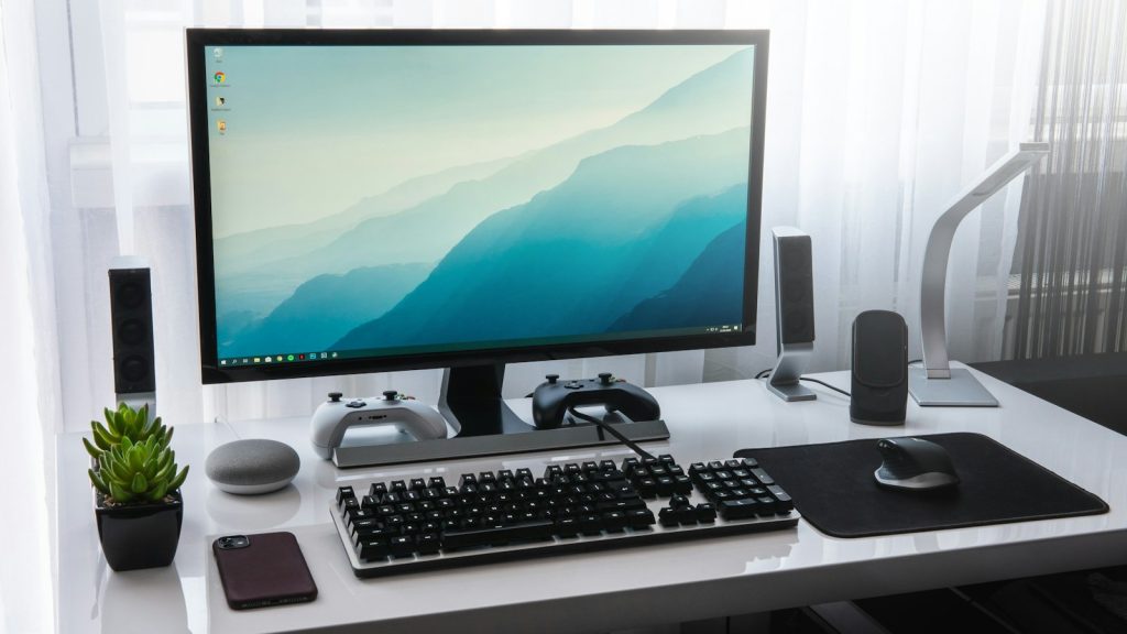 Organized desktop computer setup for managing scheduled work